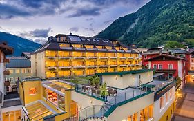 Hotel Norica - Thermenhotels Gastein mit dem Bademantel direkt in die Therme